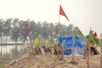 Nhiều hộ dân khẳng định ruộng của gia đình đã bị chìm sâu dưới lớp đất đá do đơn vị thi công đường san lấp.